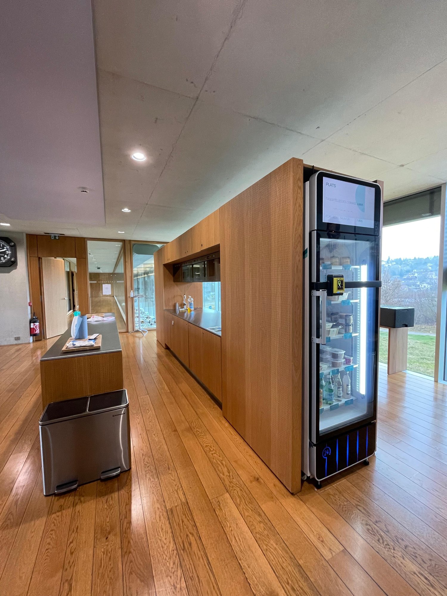Fresh food vending machine for offices